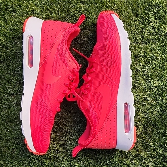 NIKE Air Max - Picture 1 of 7